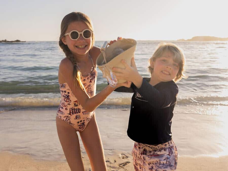 På stranden, strandhåndklær, snorkling og surfing
