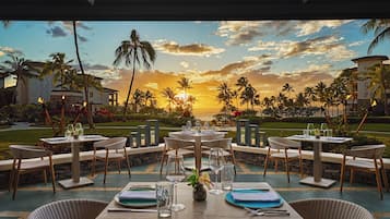 Se sirven almuerzos y cocina americana, junto a la piscina