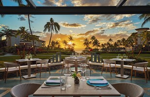 Se sirven almuerzos y cocina americana, junto a la piscina 