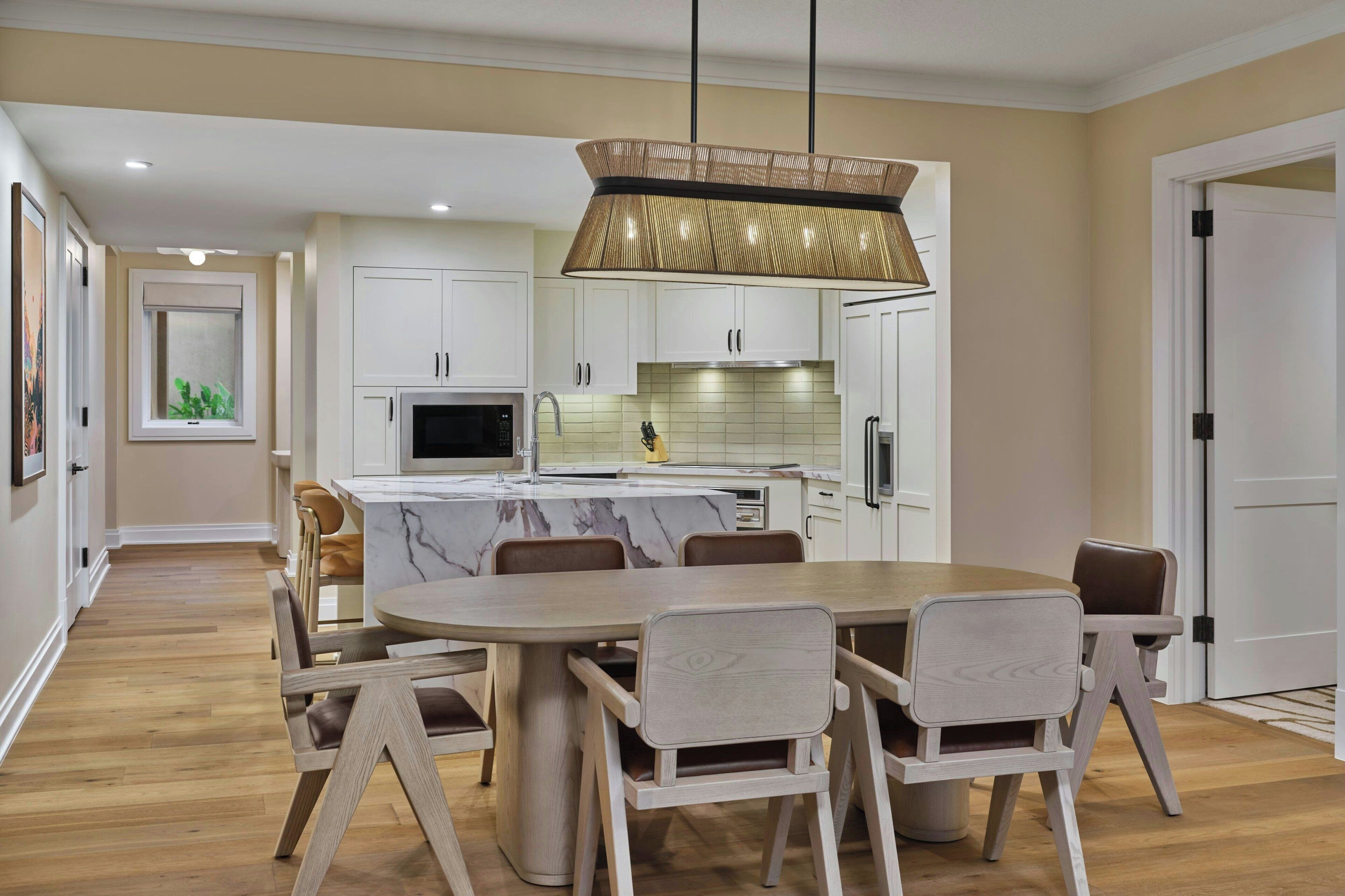 Frigorifero con congelatore, microonde, piano cottura, lavastoviglie