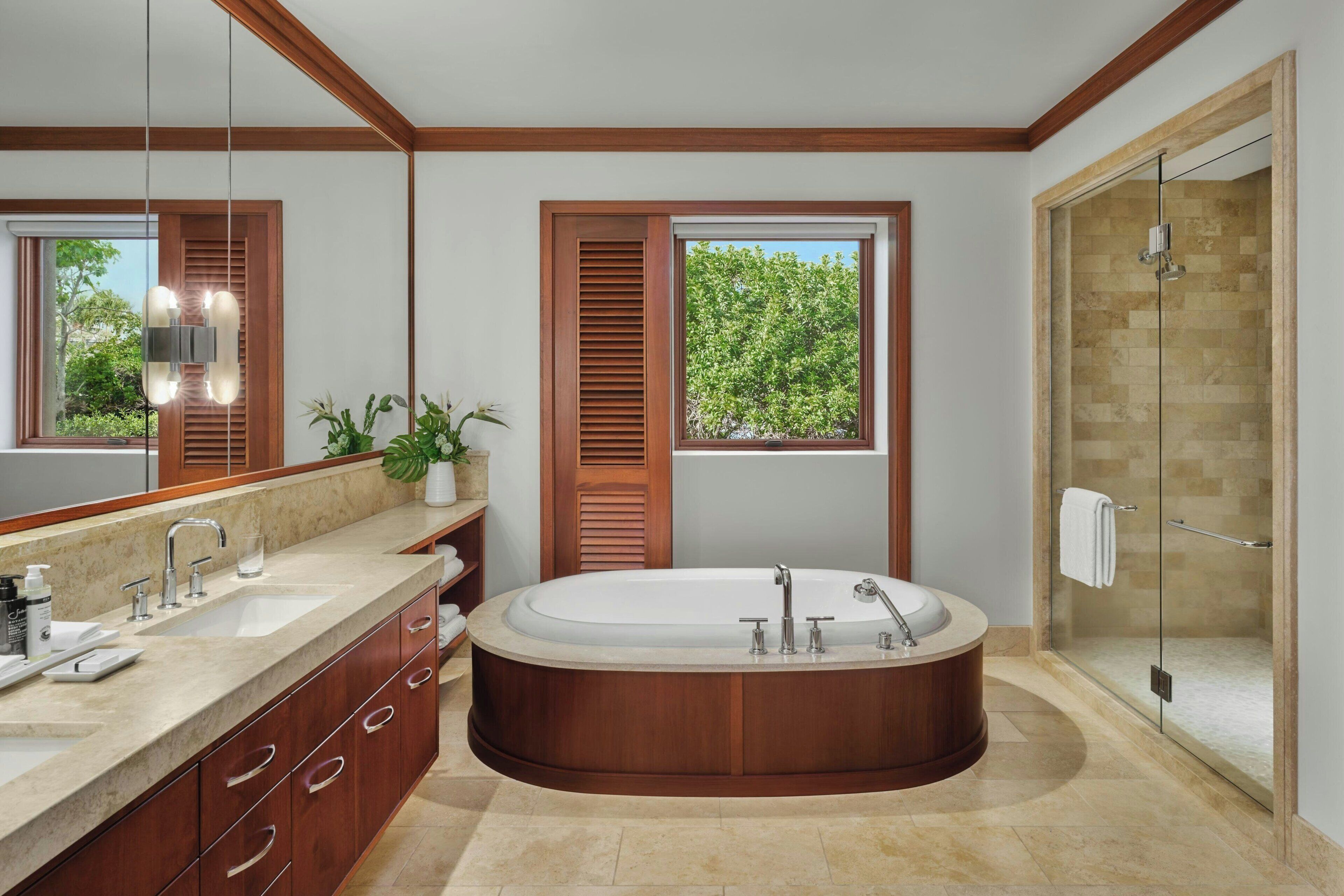Chambre, 3 chambres, vue jardin | Salle de bain | Baignoire et douche séparées, douche à « effet pluie »