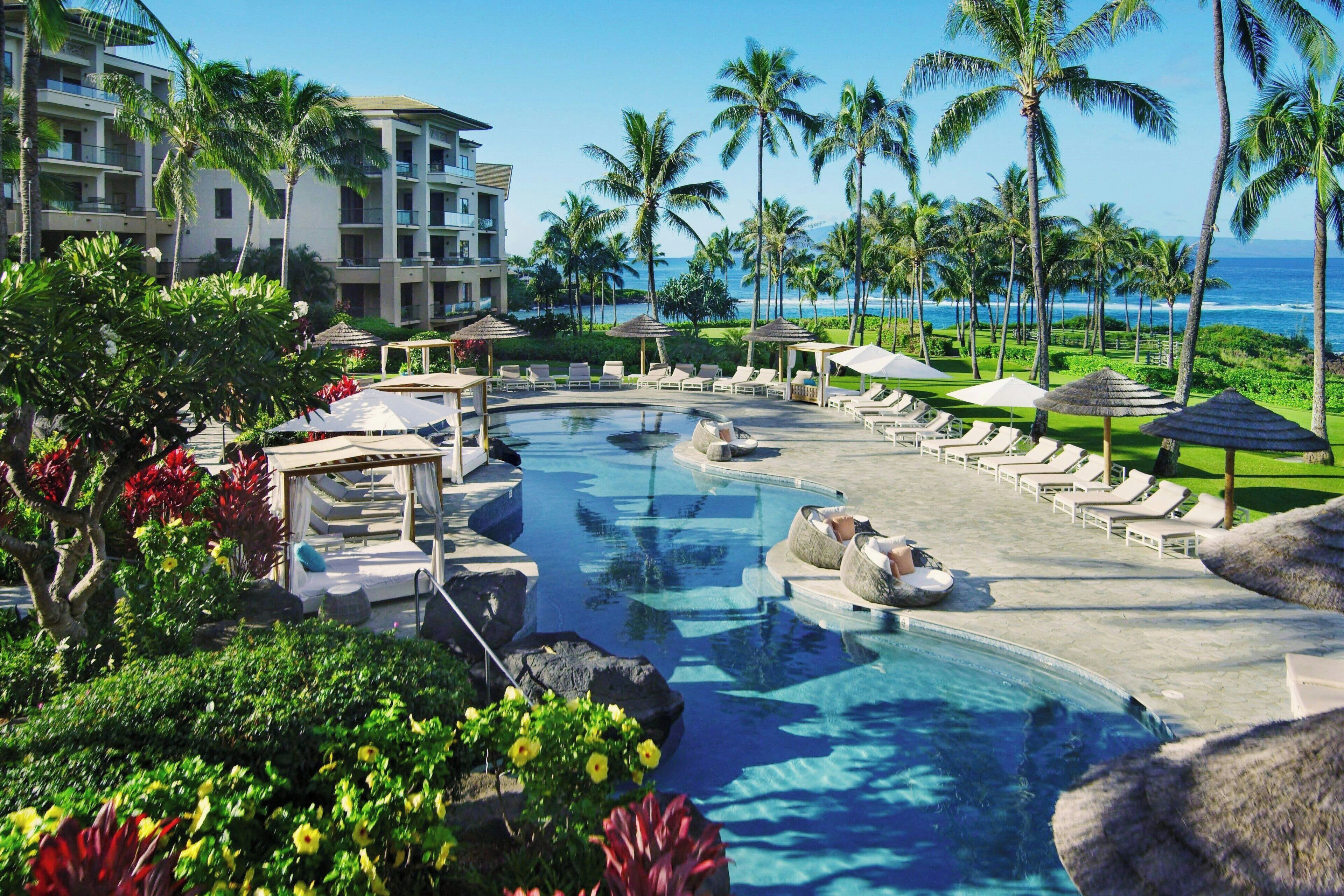 Een buitenzwembad, parasols voor strand/zwembad