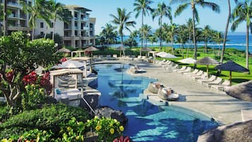 Een buitenzwembad, parasols voor strand/zwembad