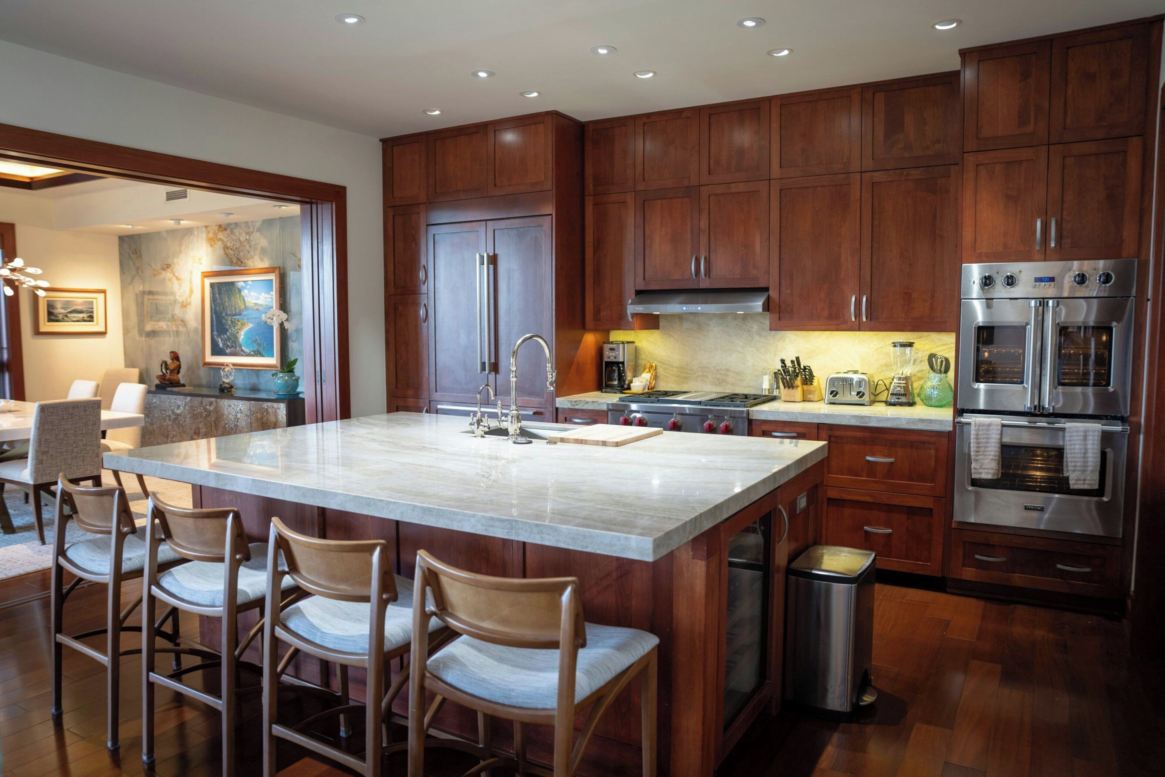 Stort kylskåp, mikrovågsugn, spishäll och diskmaskin