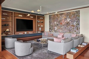 Habitación Premier, 4 habitaciones, lanai | Sala de estar | Televisión LCD de 50 pulgadas con canales por cable, una televisión