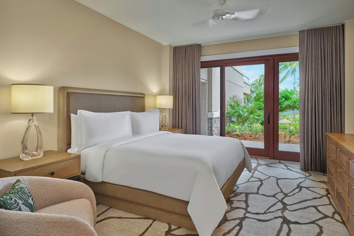 Premium bedding, in-room safe, desk, laptop workspace