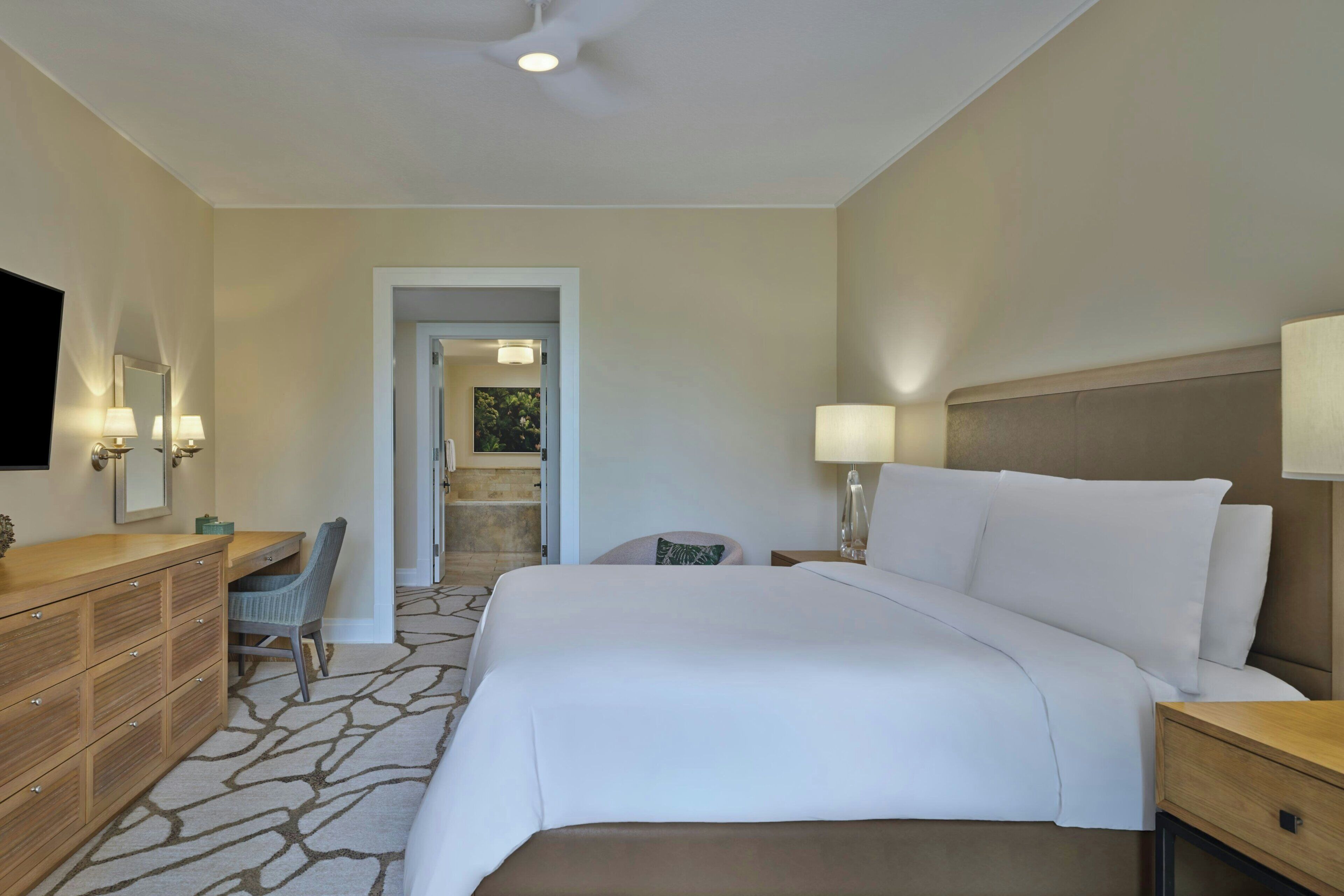 Ropa de cama de alta calidad y caja de seguridad en la habitación 