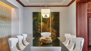 Literie de qualité supérieure, coffres-forts dans les chambres, bureau