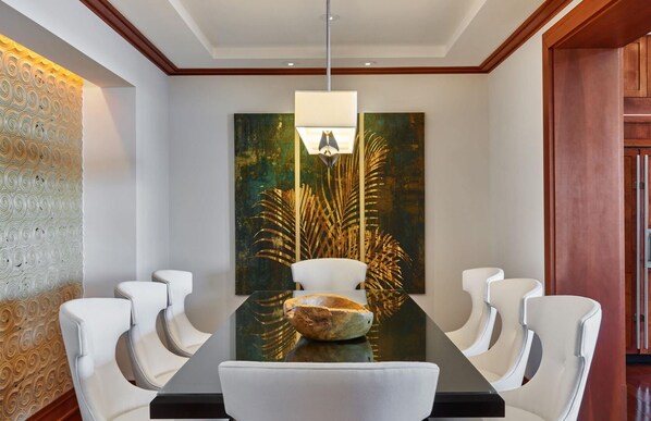 高級寝具、セーフティボックス (室内)、デスク、ノートパソコン用作業スペース