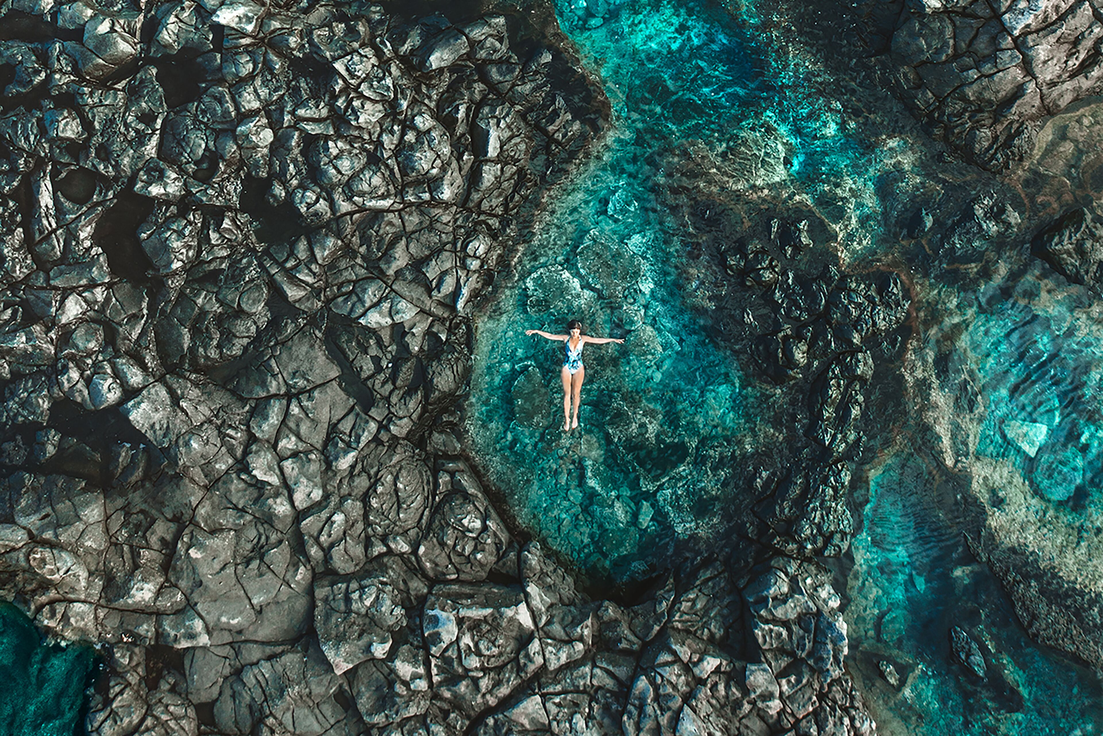 På stranden, strandhåndklær, snorkling og surfing