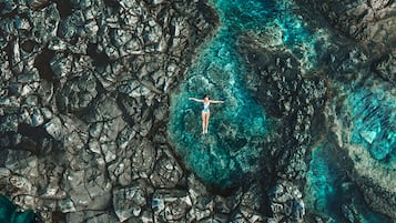 På stranden, strandhåndklær, snorkling og surfing
