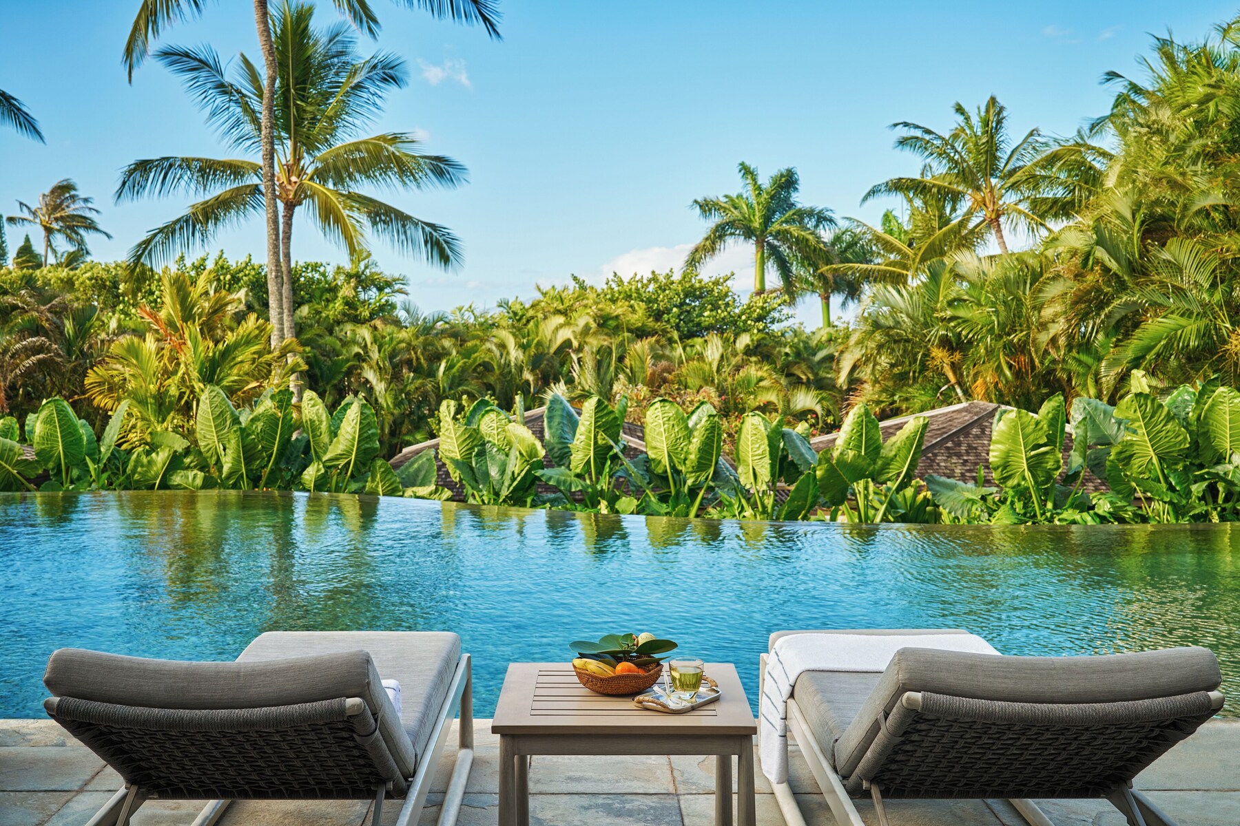 Piscine extérieure, parasols, chaises longues