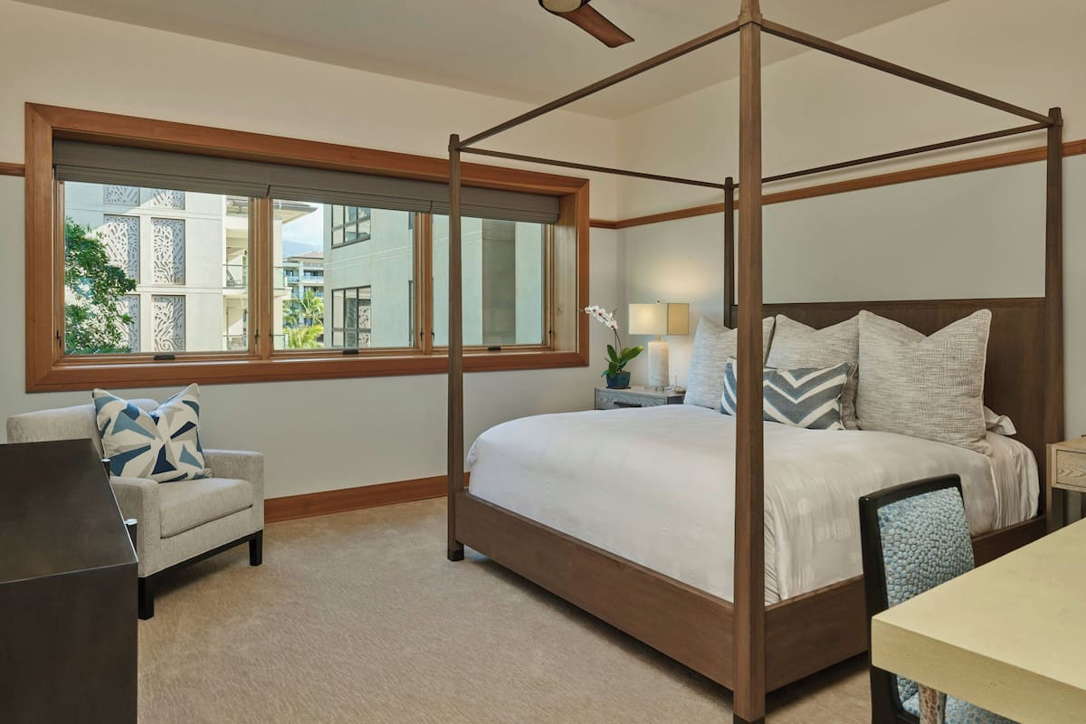 Sängtillbehör av högsta kvalitet och värdeförvaringsskåp på rummet