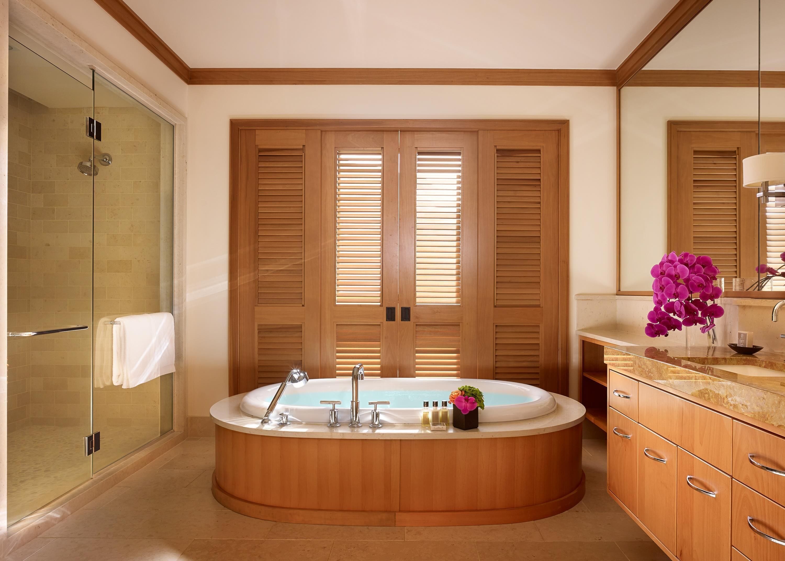 Ropa de cama de alta calidad y caja de seguridad en la habitación 