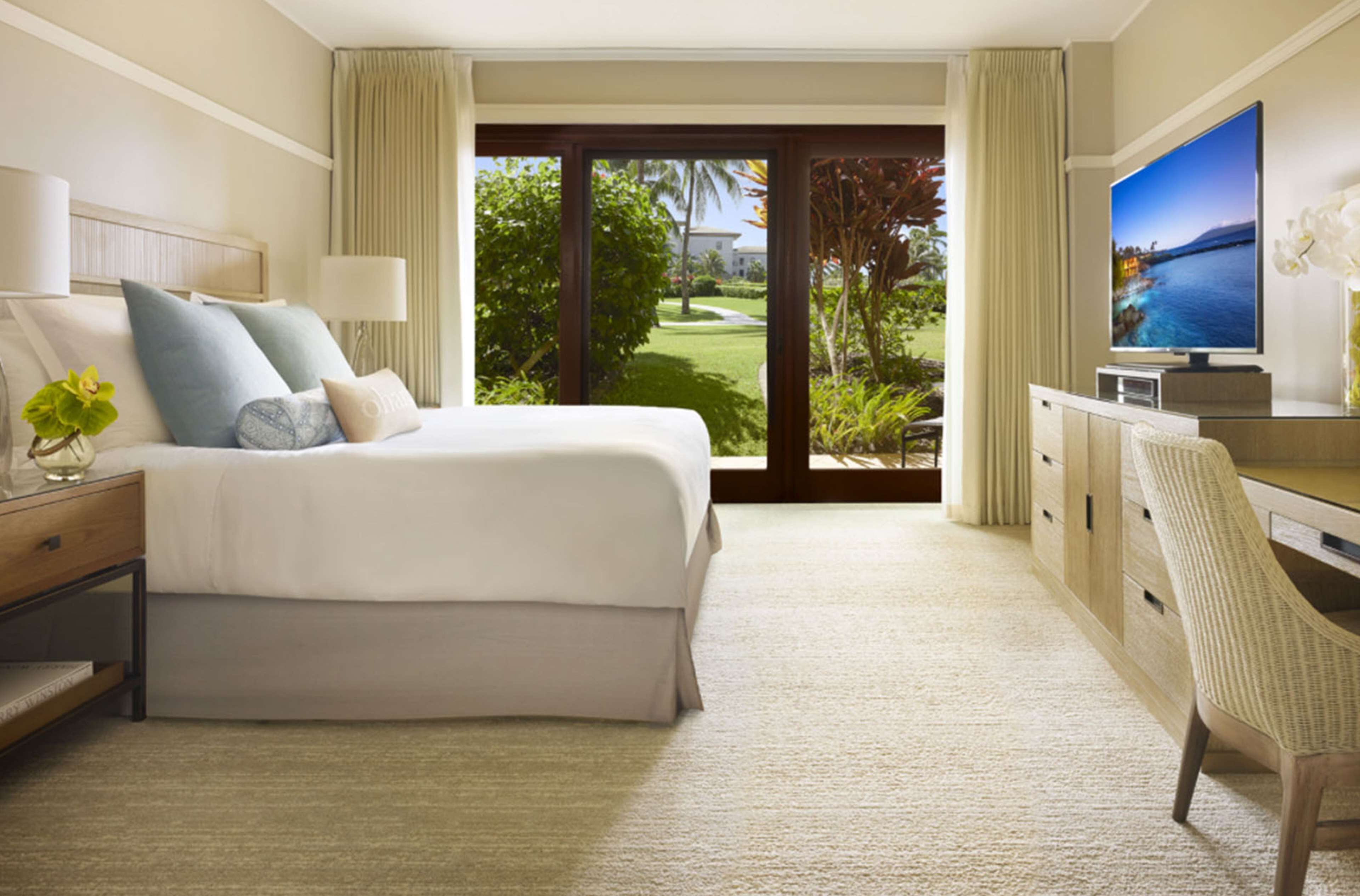 Ropa de cama de alta calidad y caja de seguridad en la habitación 