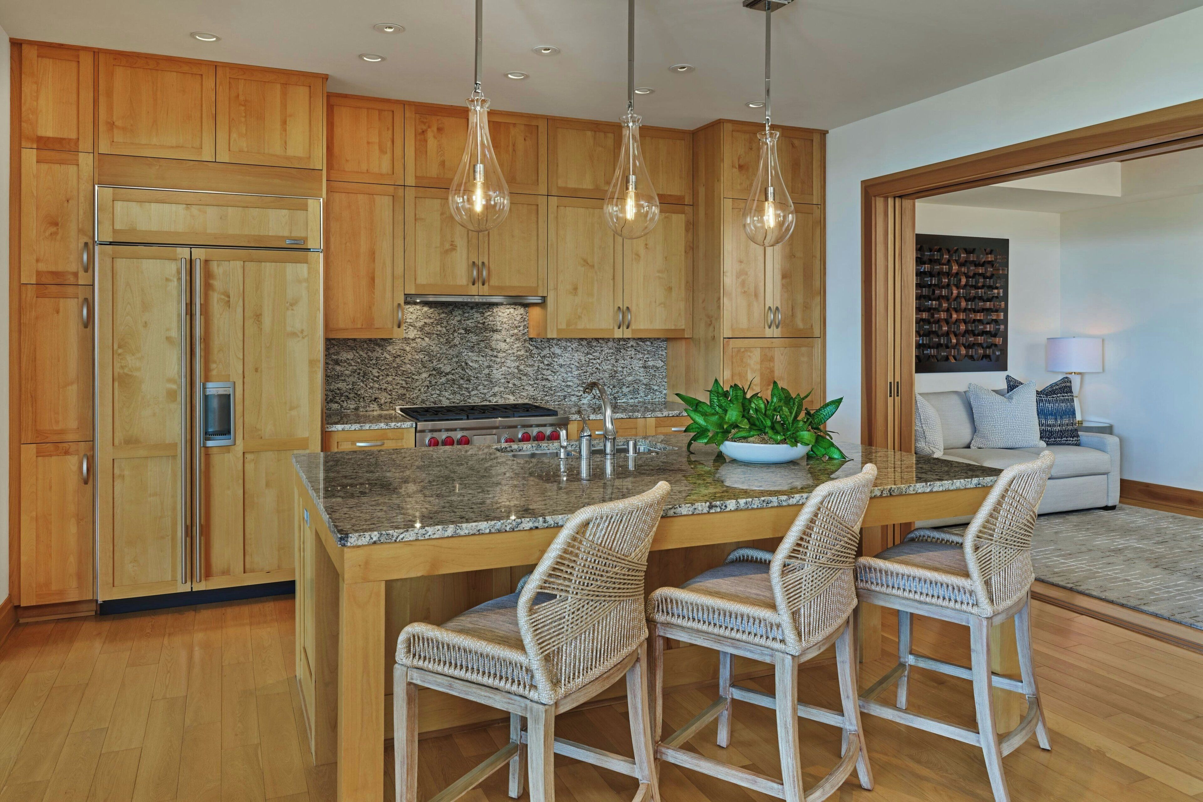 Stort kylskåp, mikrovågsugn, spishäll och diskmaskin