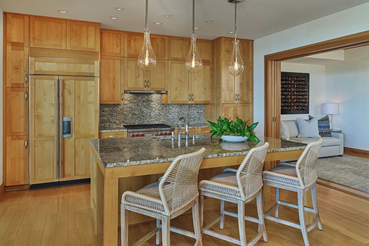 Stort kylskåp, mikrovågsugn, spishäll och diskmaskin