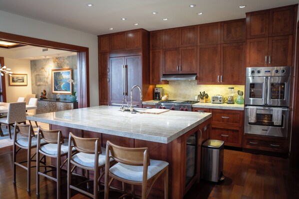 LCD-TV, DVD-spiller og iPod-dokkingstasjon