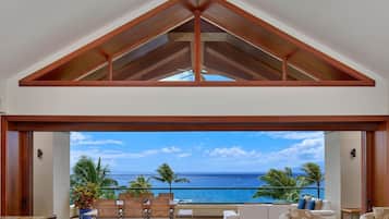 Ropa de cama de alta calidad y caja de seguridad en la habitación