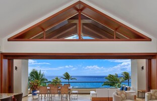 Ropa de cama de alta calidad y caja de seguridad en la habitación 