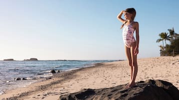 På stranden, strandhåndklær, snorkling og surfing
