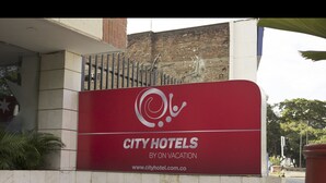 A red sign for City Hotels by On Vacation with a website address. - Hotel Innova Chipichape (Cali)
