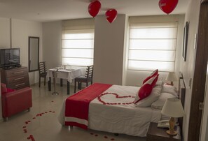 A hotel room with a bed, a desk, a chair, and a television. - Hotel Innova Chipichape (Cali)