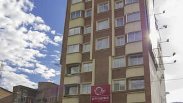 Un hotel de varios pisos con un letrero llamativo que dice 'City Hotels by on Vacation'.