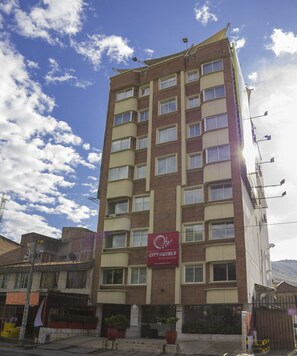 A multi-story hotel with a prominent sign for City Hotels by on Vacation. - Hotel Innova Chipichape (Cali)