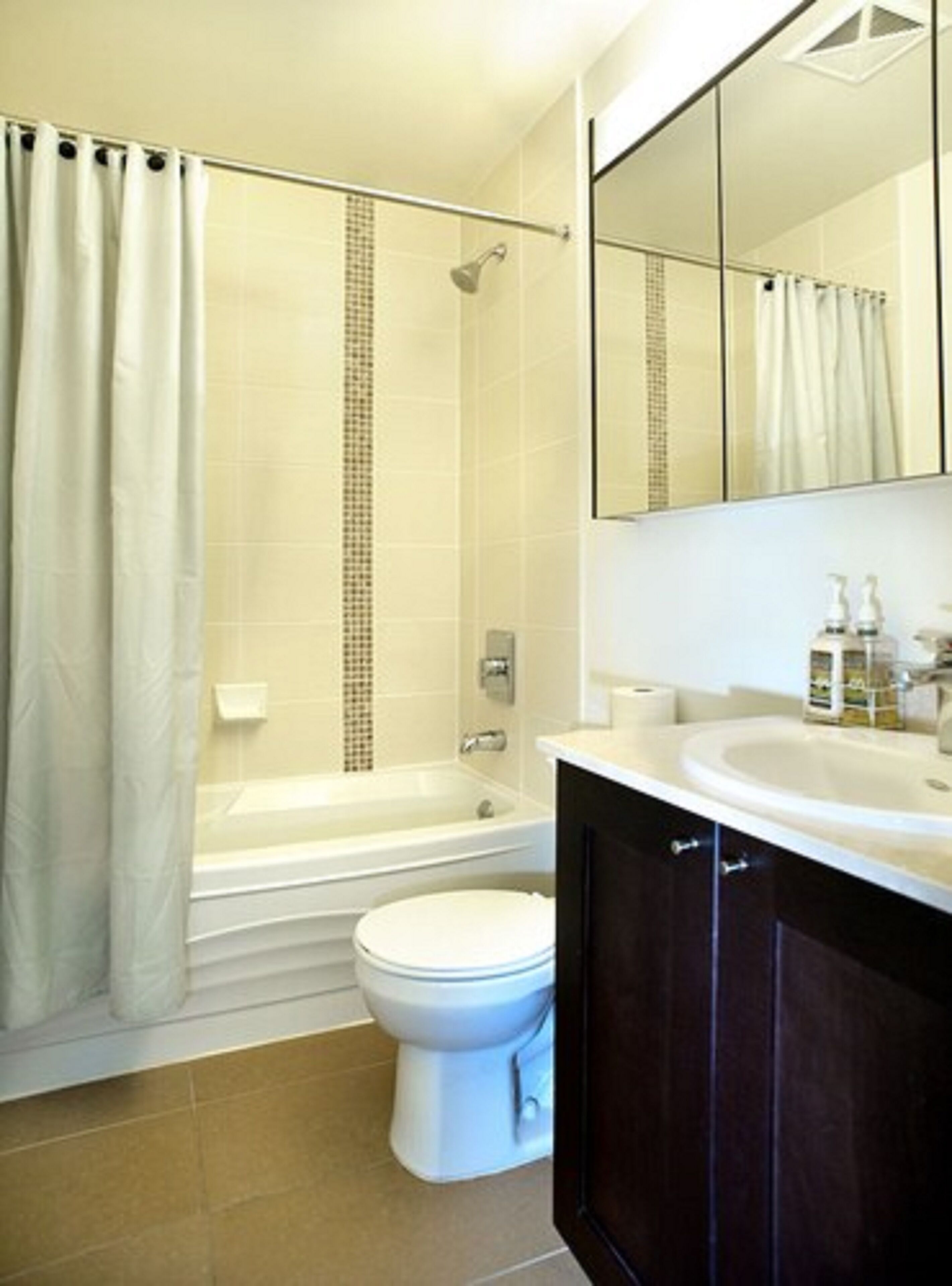 Ein Badezimmer mit einer Badewanne, Toilette und Waschbecken.