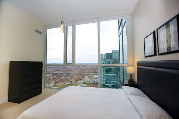 2 عدّة غرف نوم ومكتب وتجهيزات عازلة للصوت ومكواة/لوح كي