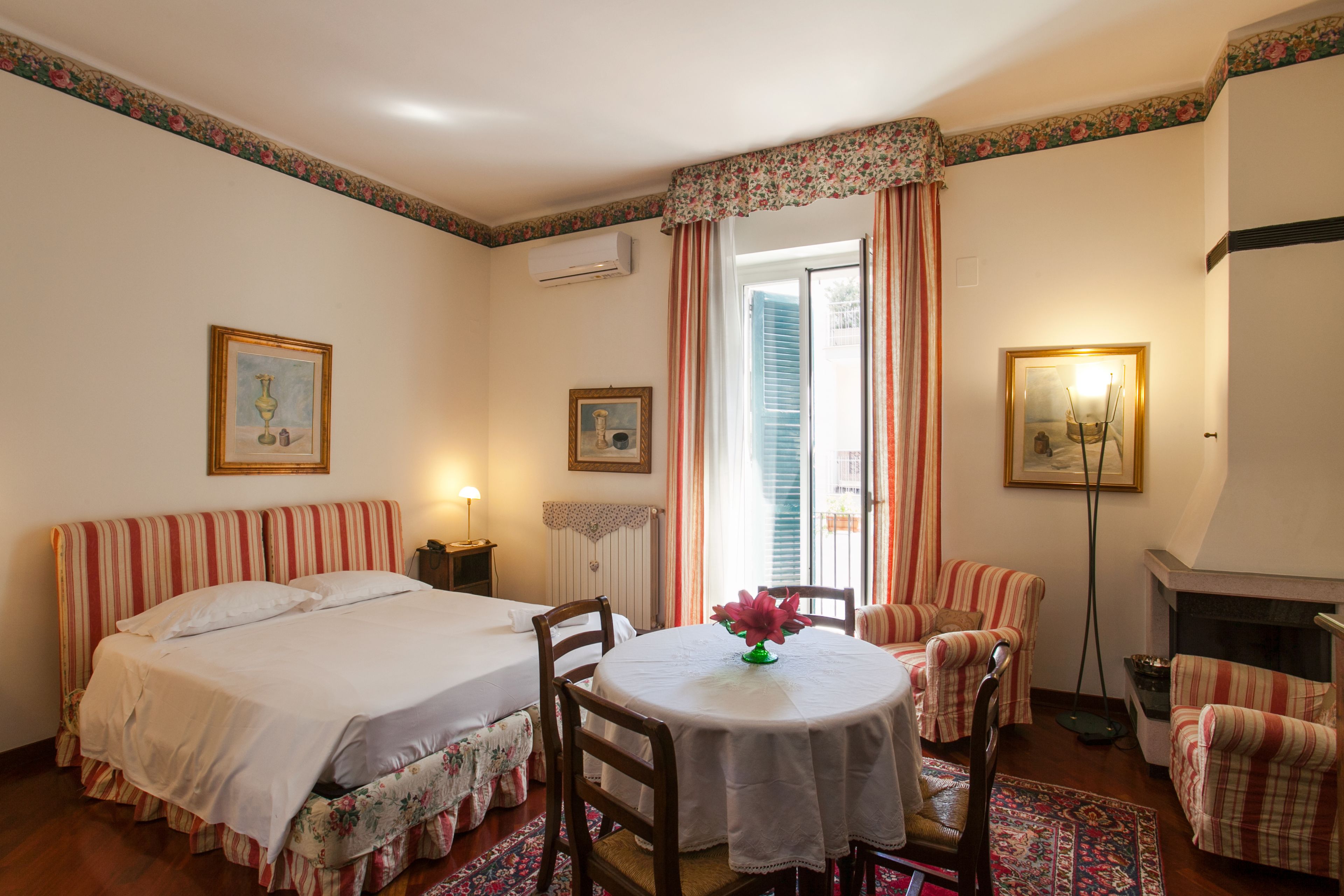 Estudio, cocina básica, vistas a la ciudad | Minibar, caja fuerte, escritorio y wifi gratis