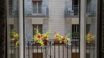 Estudio, cocina básica, vistas a la ciudad | Balcón