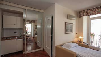 Chambre Simple, salle de bains attenante, vue cour intérieure