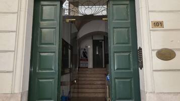 Pintu masuk hartanah