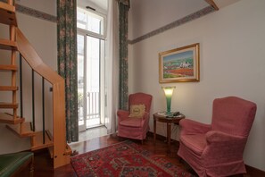 Habitación superior con 1 cama doble o 2 individuales, baño privado, vistas a la ciudad | Minibar, caja fuerte, escritorio y wifi gratis