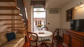 Estudio, cocina básica, vistas a la ciudad | Minibar, caja fuerte, escritorio y wifi gratis
