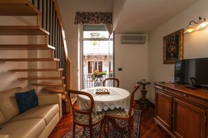 Estudio, cocina básica, vistas a la ciudad | Minibar, caja fuerte, escritorio y wifi gratis