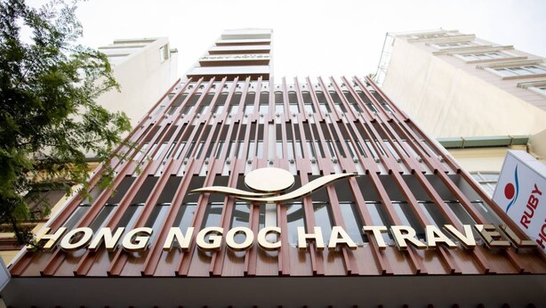 A hotel sign with the name "HONG NGOC HAT TRAVEL". - Ruby Hotel (Ho Chi Minh City)
