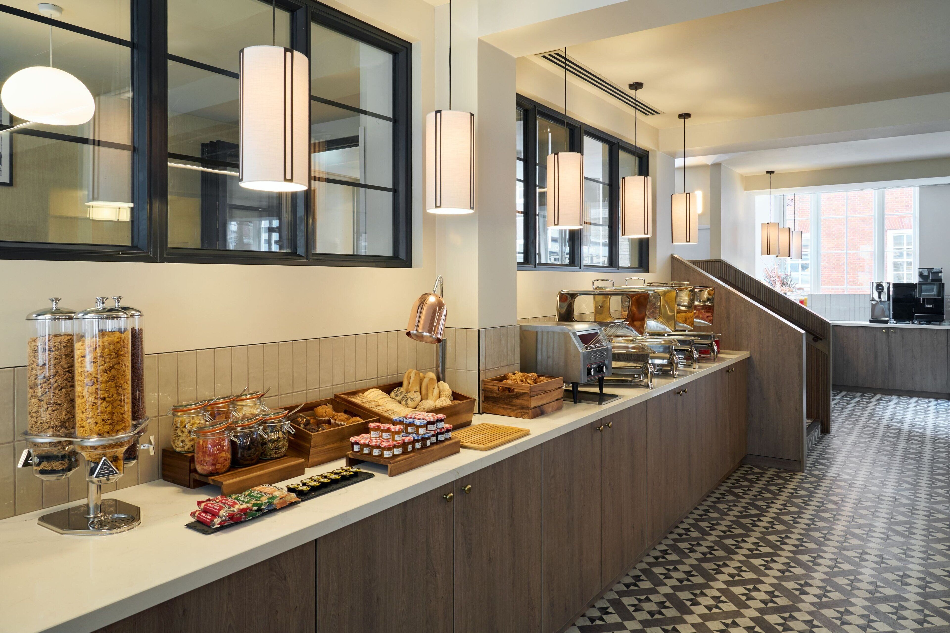 朝食 (ビュッフェ)、毎日提供 (1 名様 15.00 GBP)