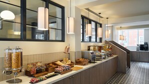 Un buffet pour le petit-déjeuner proposant divers aliments et un espace dédié au café.