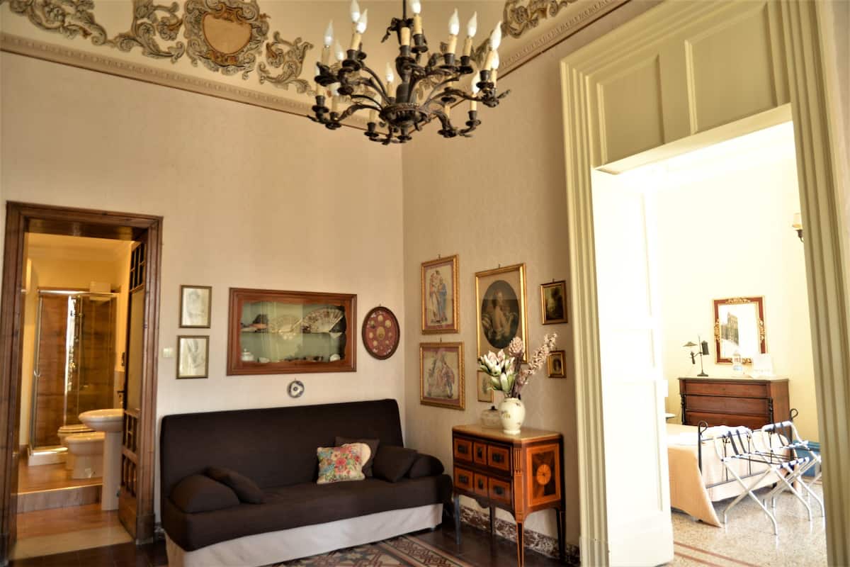 Superior Suite, Ensuite | Desk, iron/ironing board, free WiFi