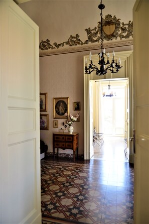 Superior suite, en-suite badkamer | Een bureau, een strijkplank/strijkijzer, gratis wifi, beddengoed