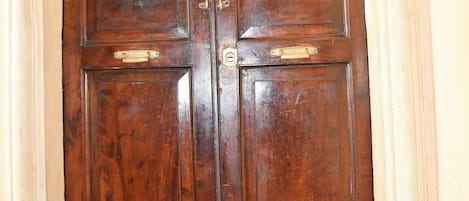 Unas grandes puertas de madera dobles con un letrero encima.