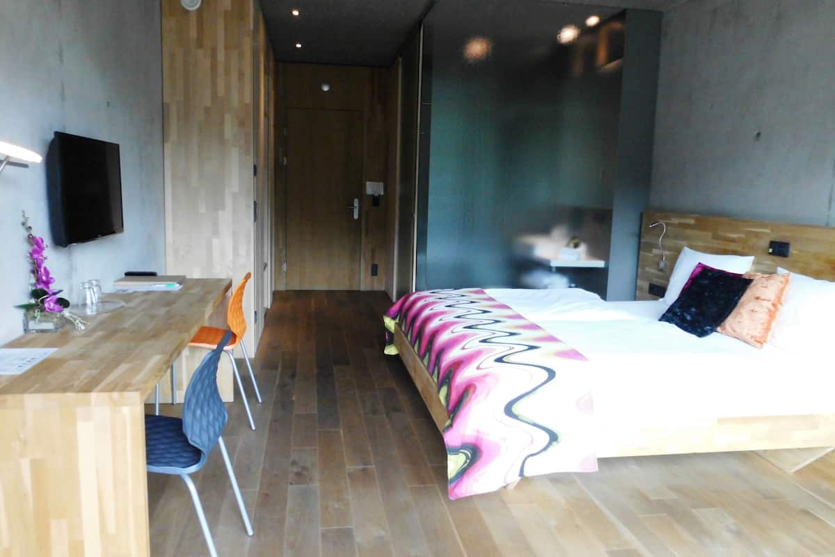 hypo-allergenic bedding, select comfort beds, in-room safe, desk