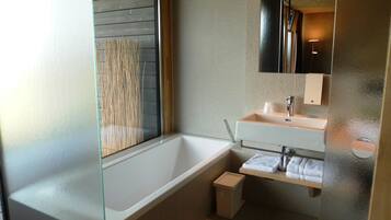 Panorama-Zimmer | Badezimmer | Dusche, Regendusche, kostenlose Toilettenartikel, Haartrockner