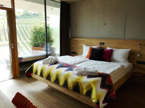 Suíte | Roupas de cama antialérgicas, camas Select Comfort, cofres nos quartos