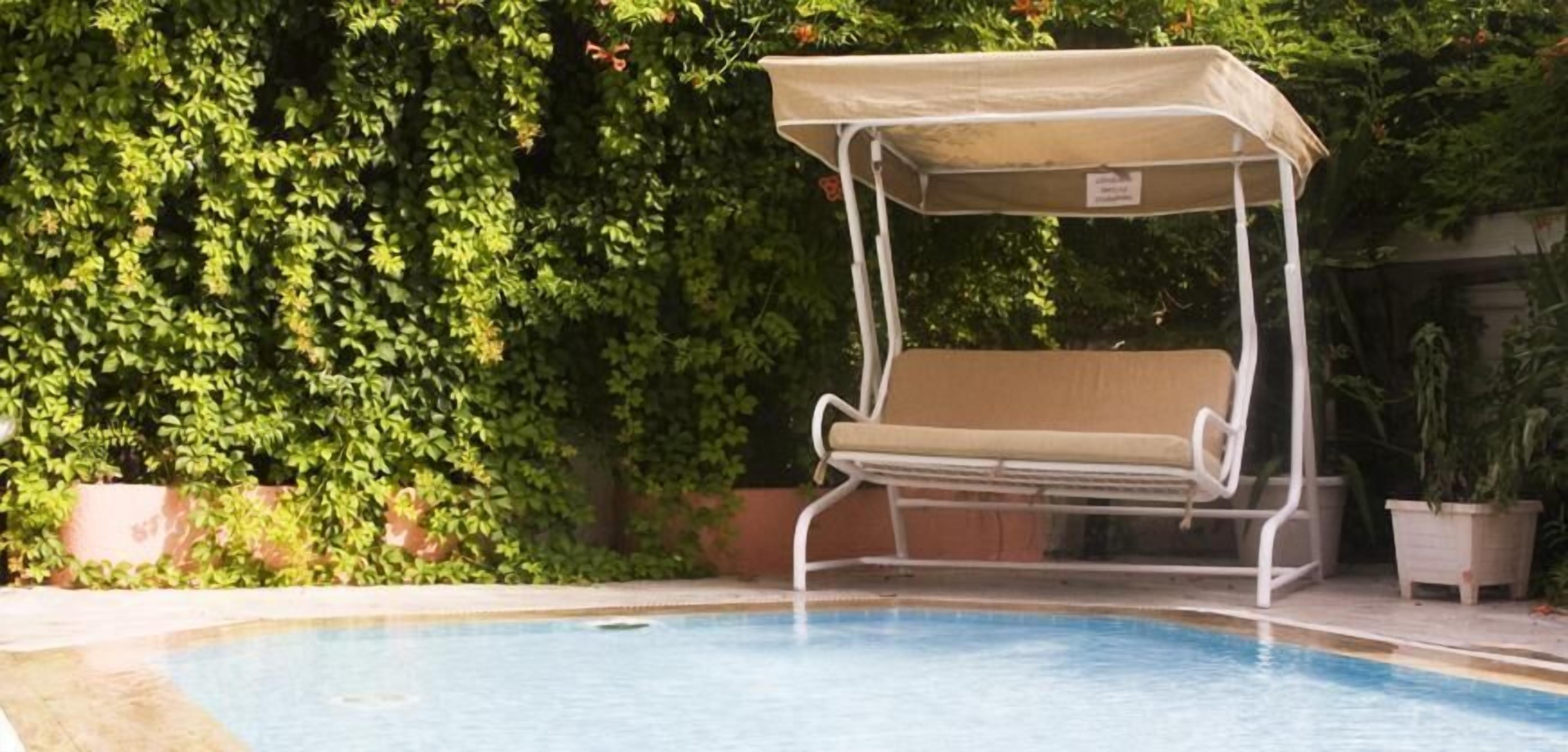 حمّام سباحة خارجي، مفتوح من 9 صباحًا إلى 6 مساءً، مقاعد للتشمس