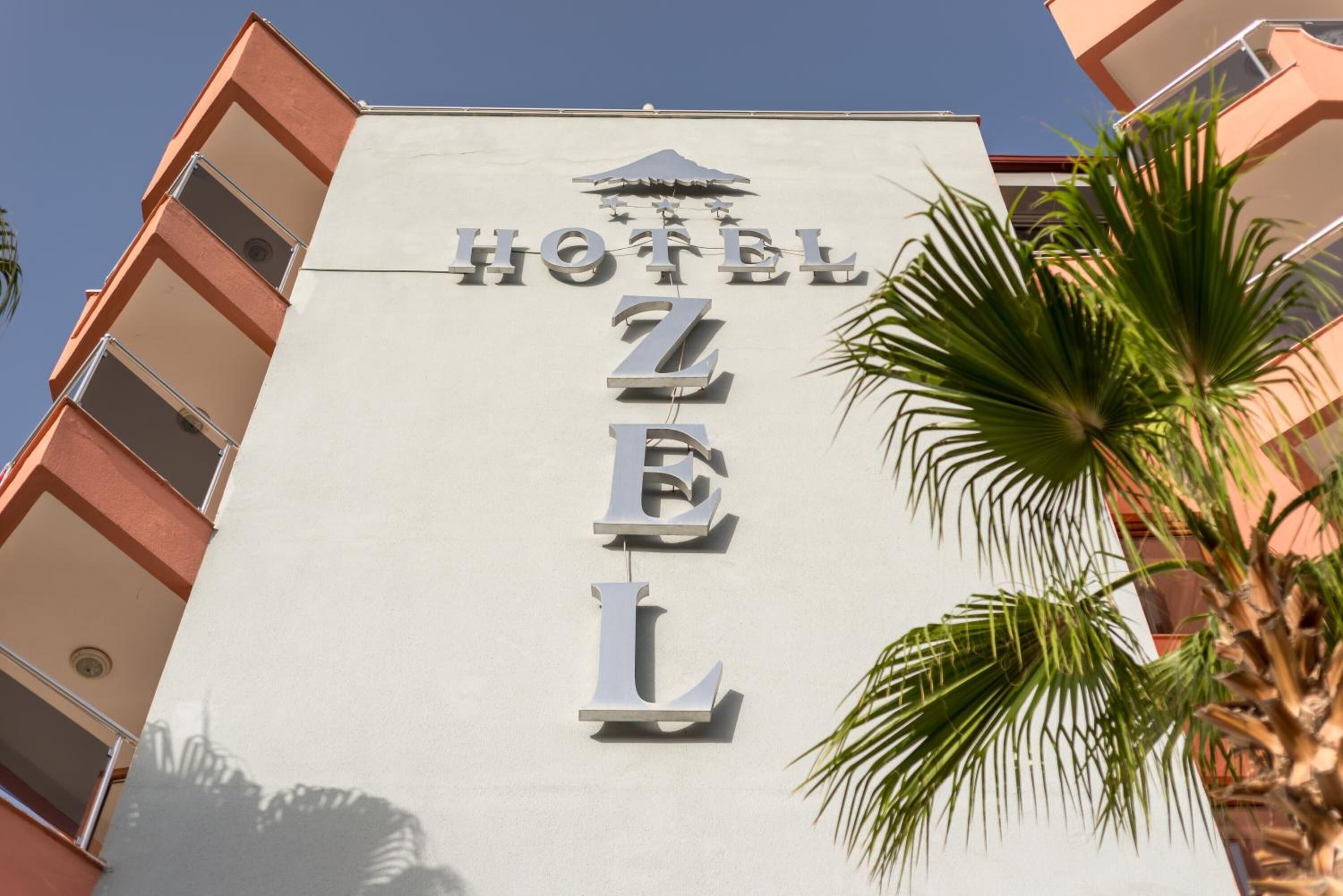 Een hotelschilt met de naam 'HOTEL ZEL' in grote letters.