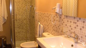 Dusche, Regendusche, Haartrockner, Bademäntel